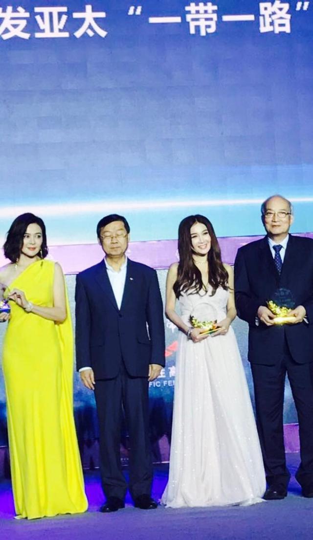 发型|温碧霞同框大4岁关之琳，裙子更甜更嫩，却让发型暴露真实年纪