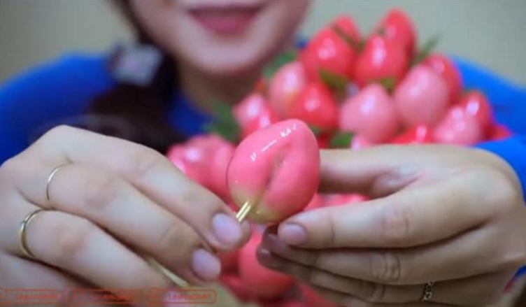 草莓|大胃王挑战80个“草莓”，粉丝嫌太寒酸，切开后，网友：买不起！