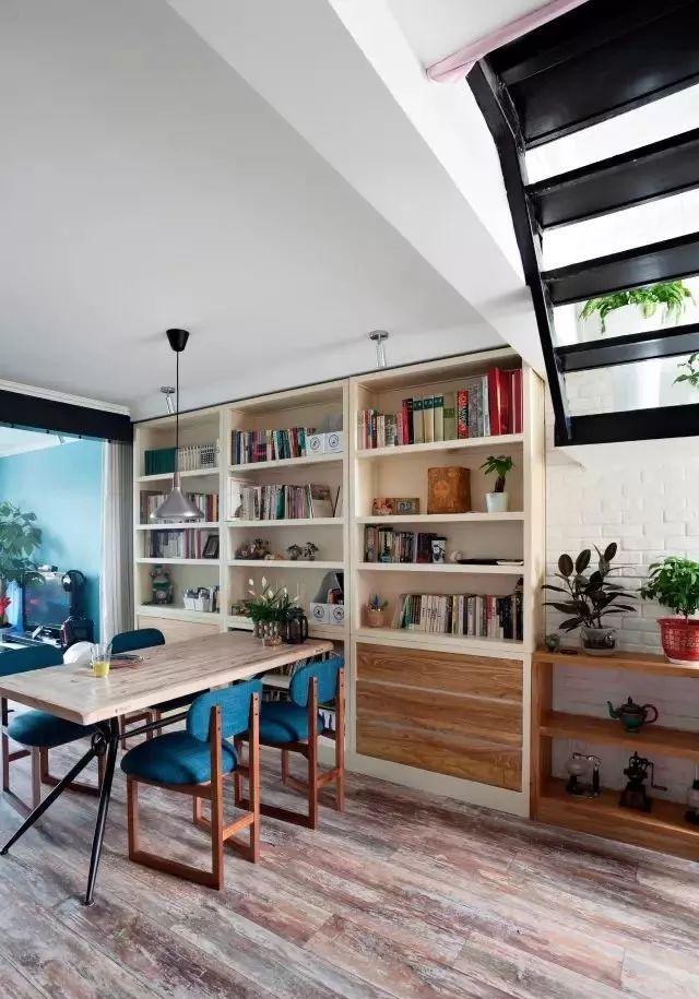 32㎡小复式，爆改成拥有10个功能空间的“豪宅”，餐厅兼书房真赞