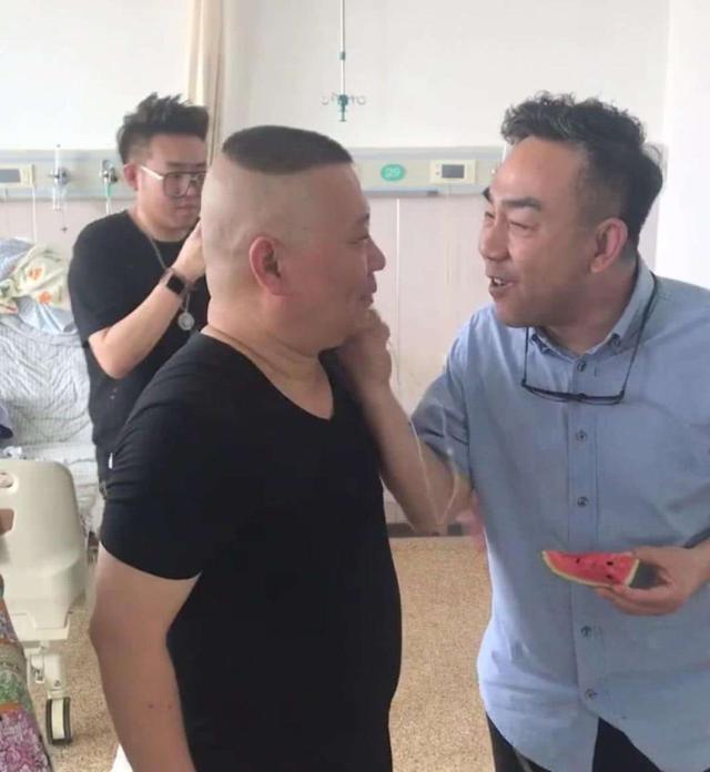 相声|他是相声圈的“隐形富豪”！用手打郭德纲的脸，老郭不生气反而还要赔笑！