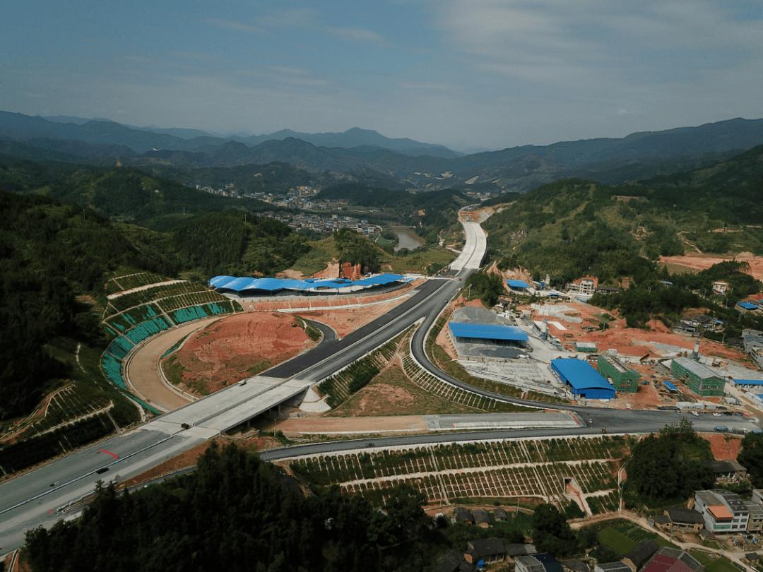 记忆中的旅行 四川一条计划2022年通车的高速公路，设桥梁115座，隧道18座