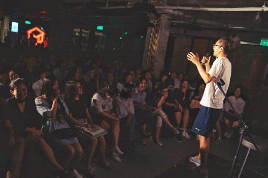 李雪琴|思文明智地退赛了,而脱口秀高密度的输出,她退一步是极其必要的