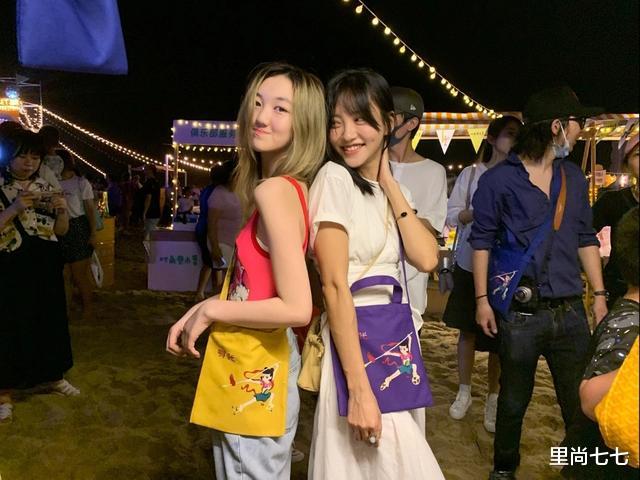 李嫣|路人拍下李嫣正脸！嘴部疤痕基本恢复，14岁穿露背装成熟曲线动人