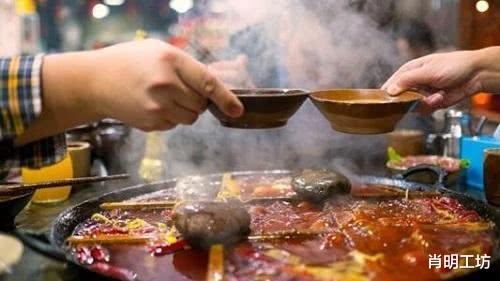 「火锅」吃火锅时，为啥尽量别点“清汤锅”，听服务员说完，立刻就明白