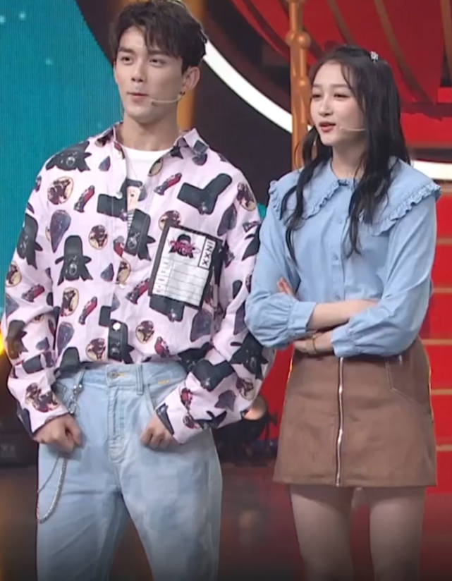 鹿晗@关晓彤和吴磊同台,谁注意她手腕上戴的?这是对鹿晗的最大尊重