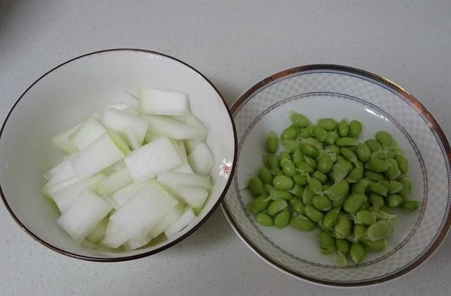 冬瓜▲夏天，常给家人做这碗汤，清热解暑，汤清味鲜，好喝不腻