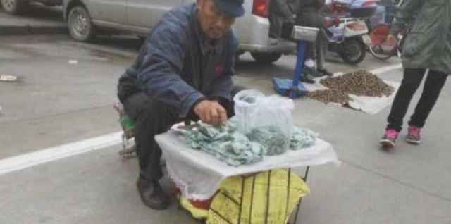 ：大爷集市卖“绿色小吃”1包5元，很多人不敢买，识货的却包圆了