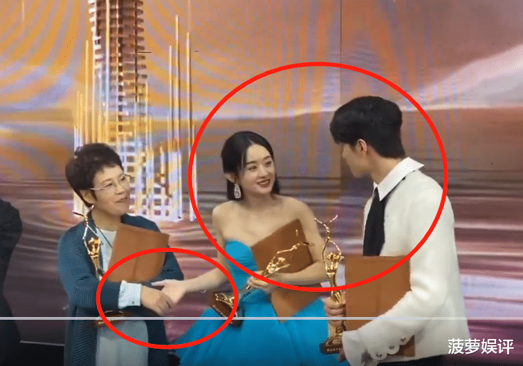 赵丽颖|赵丽颖在台上遇见熟人，谁注意到她干了啥？细节之处显人品