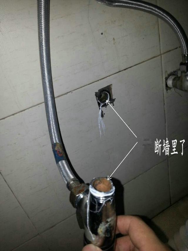 『』水龙头角阀断管里?拆墙取出要500元?花10块钱教你轻松搞定