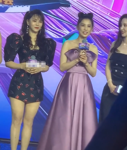 #伊能静#伊能静黄圣依发布会被抓拍,离开了十级滤镜,15岁年龄差真实了