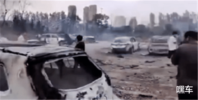 保时捷▲温岭油罐车爆炸现场，20多台车烧毁，最贵保时捷，每台车只剩空壳