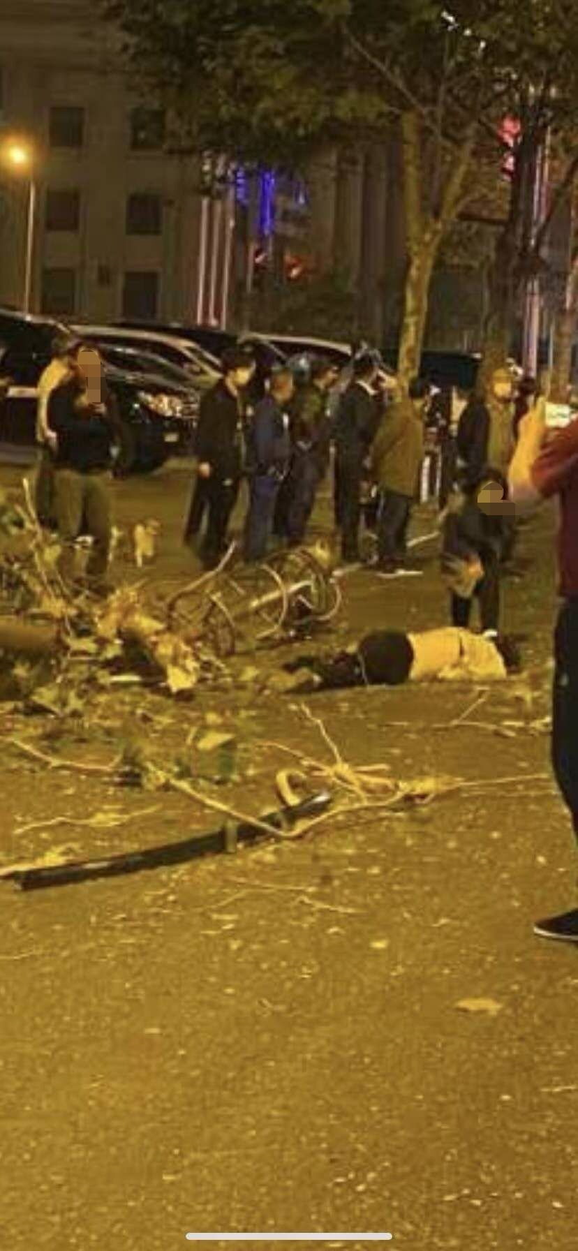 半岛晨报|人民路上避雷针从30层大厦顶部坠落 过路女子被砸身亡