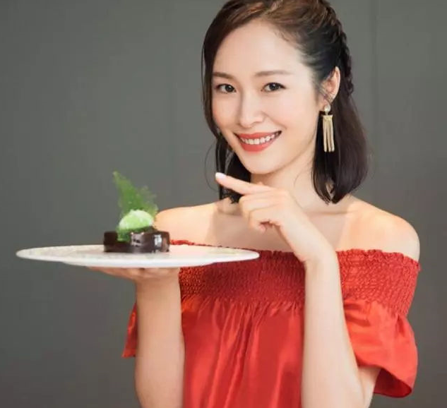#邓超#从前因“插足”邓超家庭，孙俪一直不想提起她，现在风头赶上孙俪