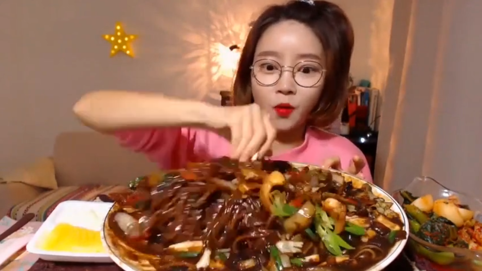 炸酱面■大胃王挑战1盆“炸酱面”，端起盆时却穿帮了，网友：我能吃10盆