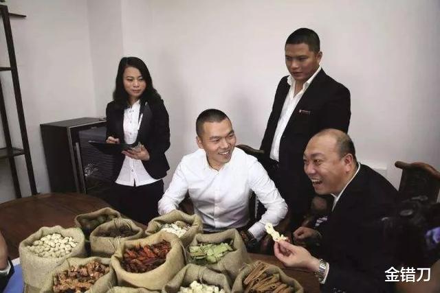 土豆|打败肯德基、开店9000家!中国第一小吃,全靠这两个东北男人