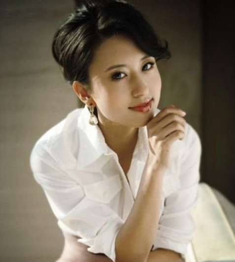 『央视』她是央视著名主持人，嫁大20岁离婚富豪做起后妈，今宛如少女