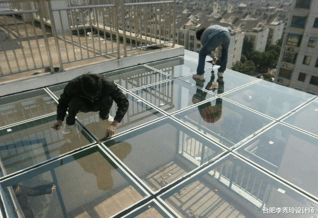 |都是阳光房，我家又晒又闷，邻居就多装层玻璃，现在天天坐里面乘凉