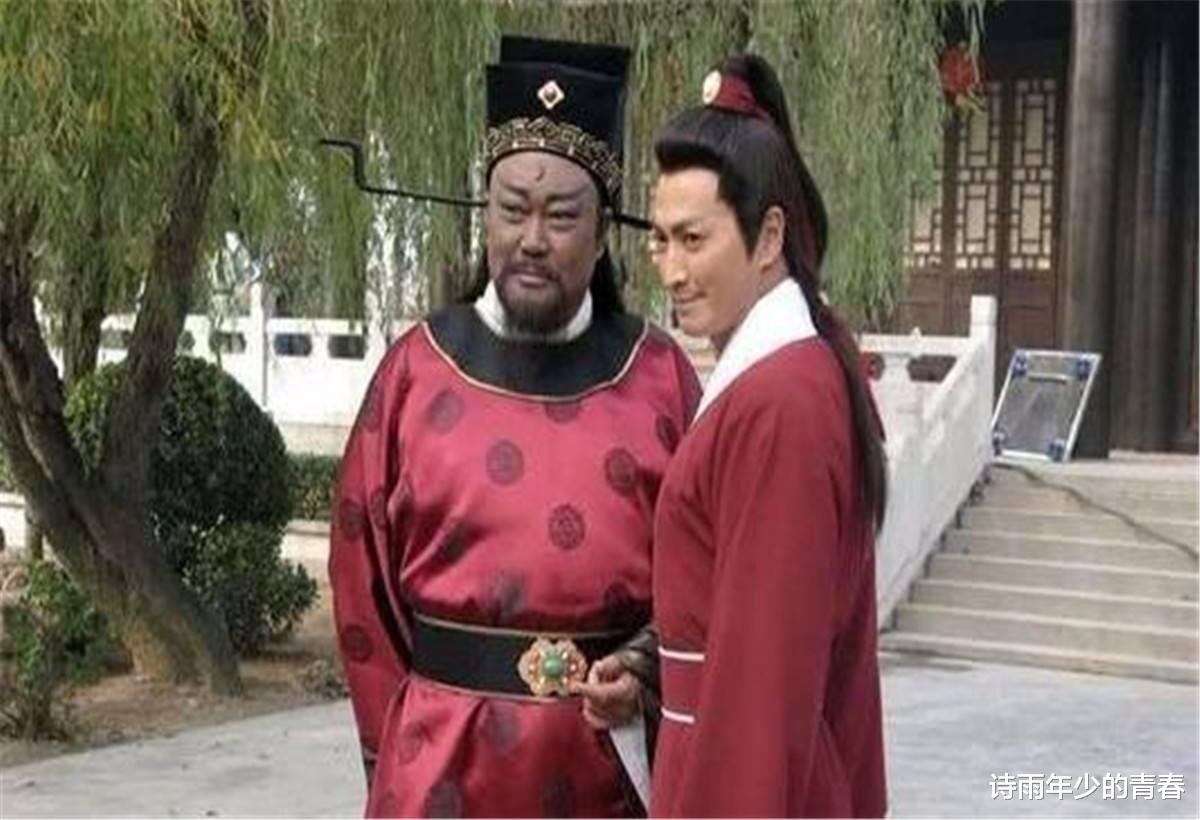 【包拯】包拯身边的展昭究竟是什么人？为何包拯死后，展昭也消失不见