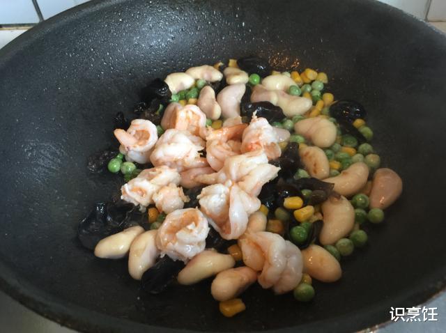 菱角|池塘里长的这东西在外国是祸害，国内却是宝，不仅补钙而且还美容