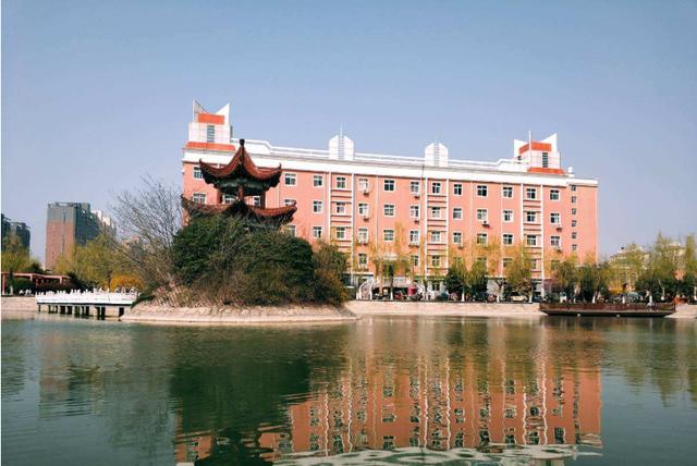 大学|考生437分考进三本学校，学费一年2.4万，为何高出二本学费数倍