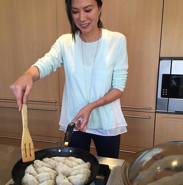 带你参观邓文迪住的房子，在中国拥有四合院，在美国拥有庄园豪宅