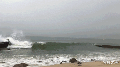 容县之声|7名游客被卷入海中，2名广西小伙在骇浪中救起6人 ，不幸的是1人至今下落不明