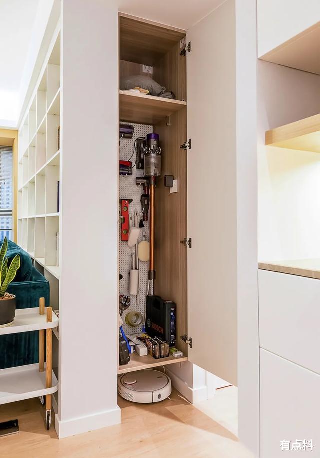 「」不足1㎡的空间能干啥?那用处可太多了,装个柜门比杂物间都好用