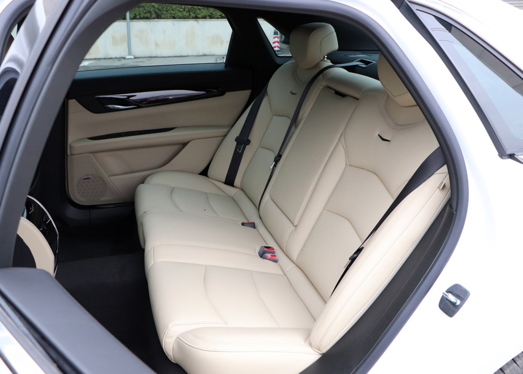 动力|车长超5.2米的凯迪拉克，优惠9万，后排可翘二郎腿，气势不输5系