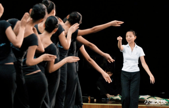 春晚|她是“千手观音”聋哑人领舞，被富豪苦追8年，如今怎样了？