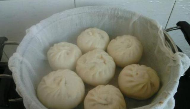 蒸包子，不要再放碱了，换成它，蒸好后又白又软，又香又甜还筋道