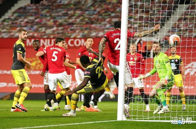 曼联|曼联被绝平这叫啥防守?自己人顶自己人!不管是谁就不让你跳?