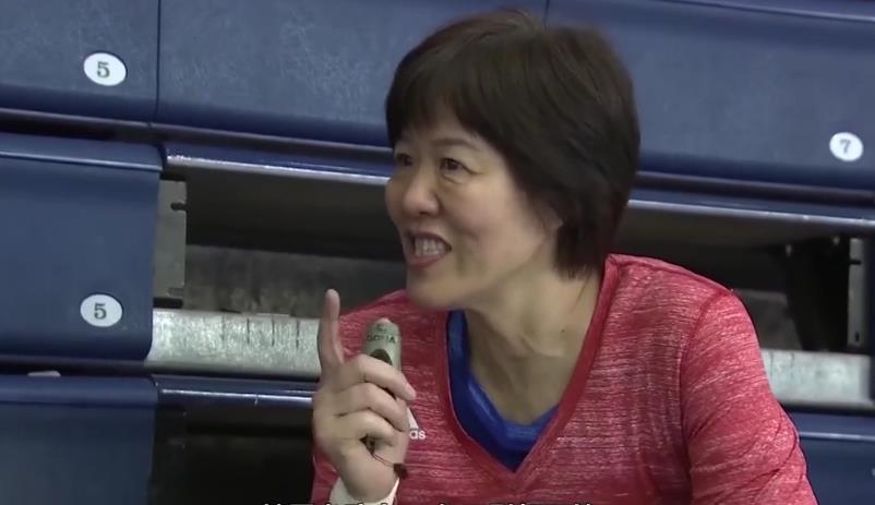 『李盈莹』央视体育推送女排视频：郎导刺激李盈莹练习防守，收到奇效！