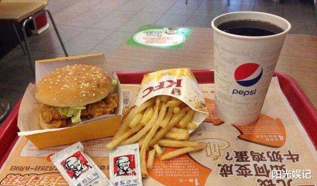 肯德基：才知道，肯德基提供了挤番茄酱的地方，而我没发现，都挤在餐纸上