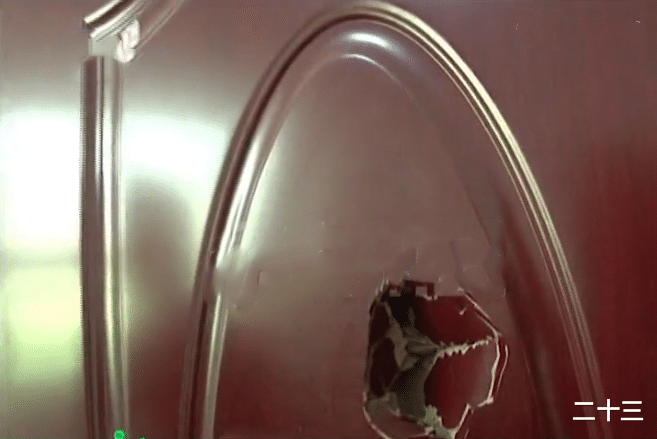 『』业主入住新房，门竟是纸糊的，一拳就能打破，维修人员：门是合格的！