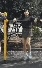 小姐姐|同事穿成这样约我出来钓鱼,我天下来一条没有钓到,光顾看她的纹身了