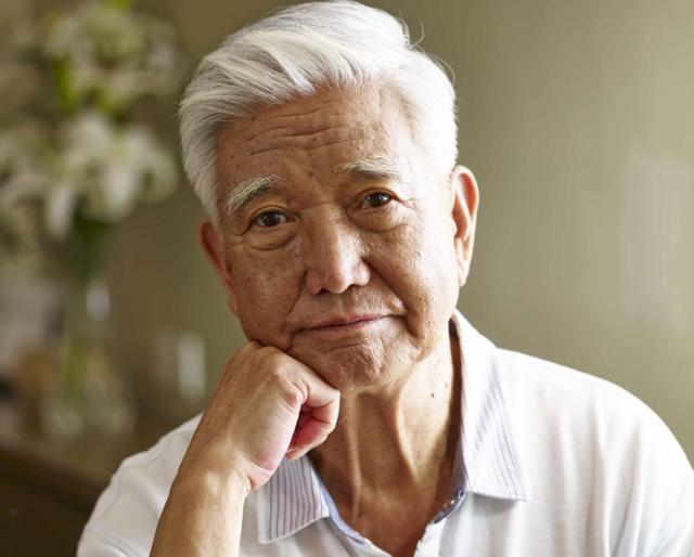 「衰老」男性40岁后，身体有5个现象，提示你已步入衰老，瞒不了