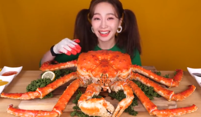 「」大胃王吃30斤“帝王蟹”，以为很有钱，掰开后，网友：有点心酸！