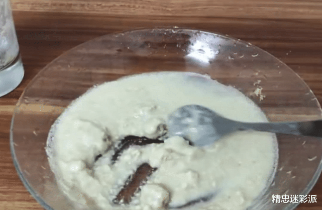 「饼干」压缩饼干为何如此管饱？网友放水里泡30分钟，结果一目了然！