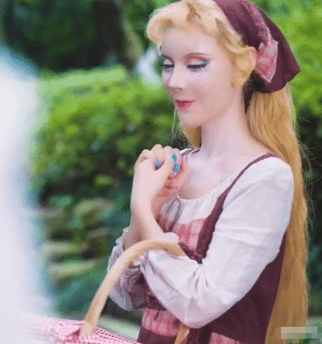 景甜▲她是真人版“芭比”，头发10天就要染一次，吃饭还得有人喂