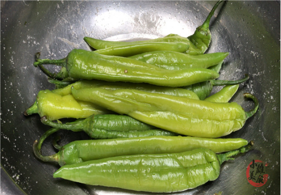 辣椒|原来腌辣椒这么简单，不加一滴水，坛子不生花不易坏，三天就能吃