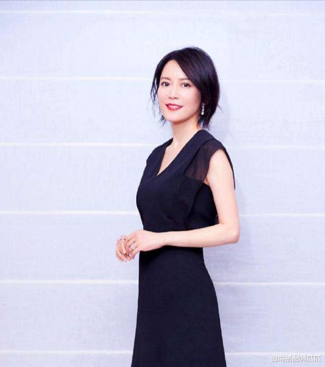发型|到了45岁的家庭妇女，有白发的剪这5种发型，减龄还显气质