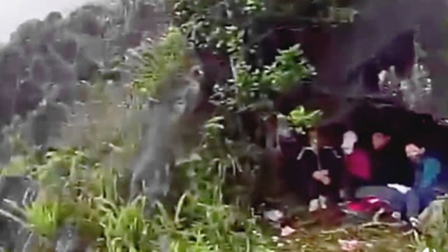 低保@现场曝光！13名非法入境外国人躲山洞，警方搜寻1小时逮到人