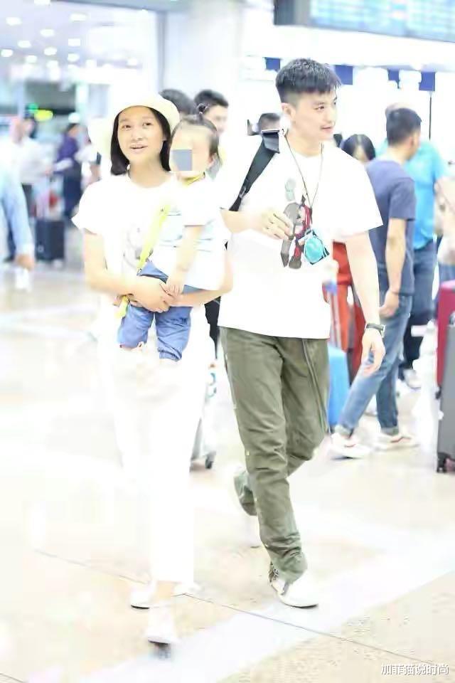 #朱丹#朱丹真不长心！一家三口走机场又不化妆，肤色差成了一家人的亮点