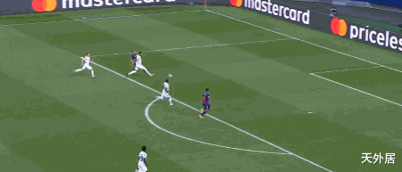 巴塞罗那|欧冠超级惨案！拜仁半小时进了5个，巴萨教练无语+球员已不敢看