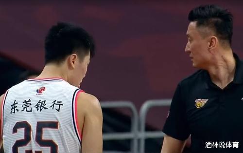 易建联▲正所谓兵不厌诈!阿联未前往青岛,或并非受伤那么简单!