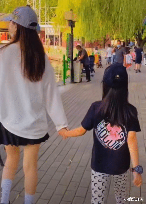 贾乃亮|见面就搂腰拥抱，贾乃亮王珞丹恋爱了？网友：都是单身有何不妥