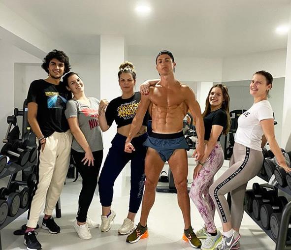 C罗|35岁C罗拥有20岁身体和7%体脂，99%时间保持着自律