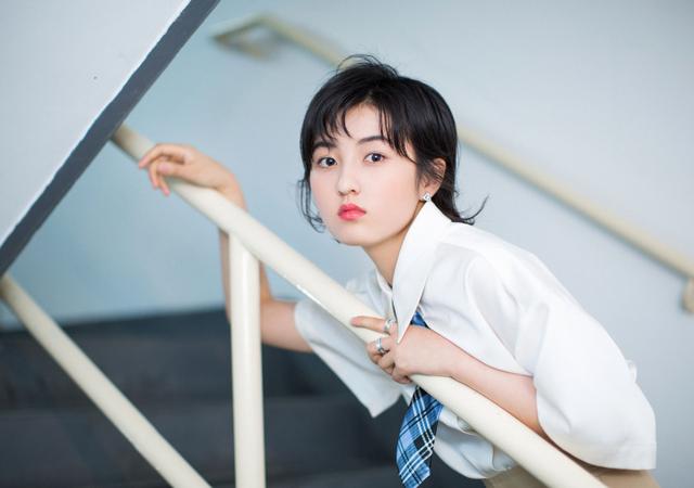 张子枫|19岁妹妹人设崩塌，被称之为“皇族”，高考使用特权，节目中翻车