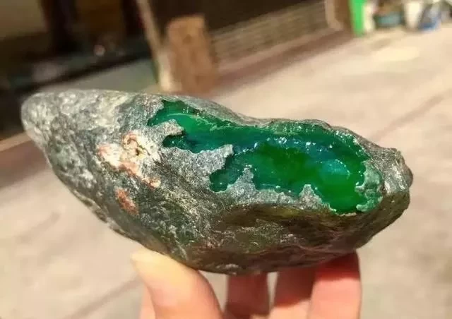 #翡翠手镯#朋友酒后发疯不听劝,8万买下400克的翡翠源石,切开行家说上当了