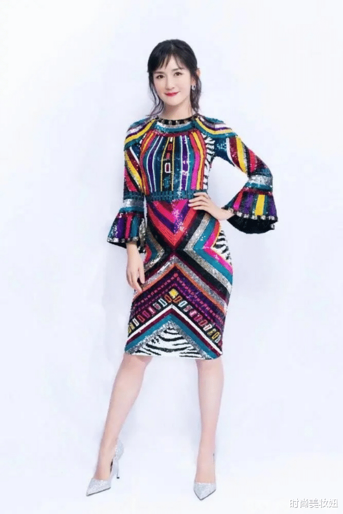 『连衣裙』谢娜早该这么穿了，彩色亮片连衣裙配低马尾高级减龄，气质太惊艳